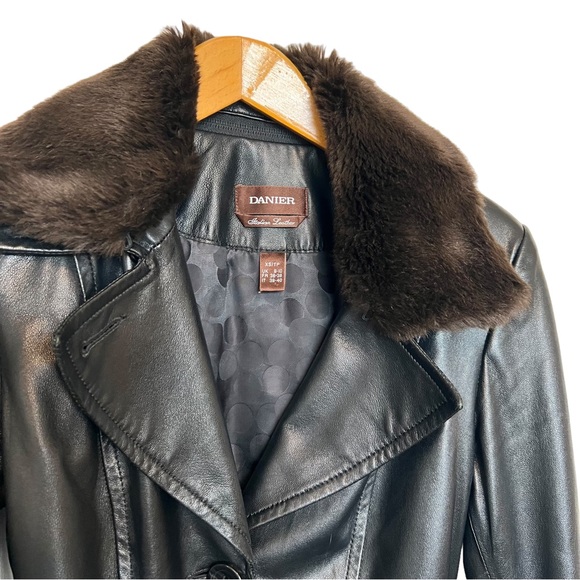 ⭐️ Danier Italian Leather Trench Jacket  Black Lightweight Fur Collar Size XS - Picture 9 of 17